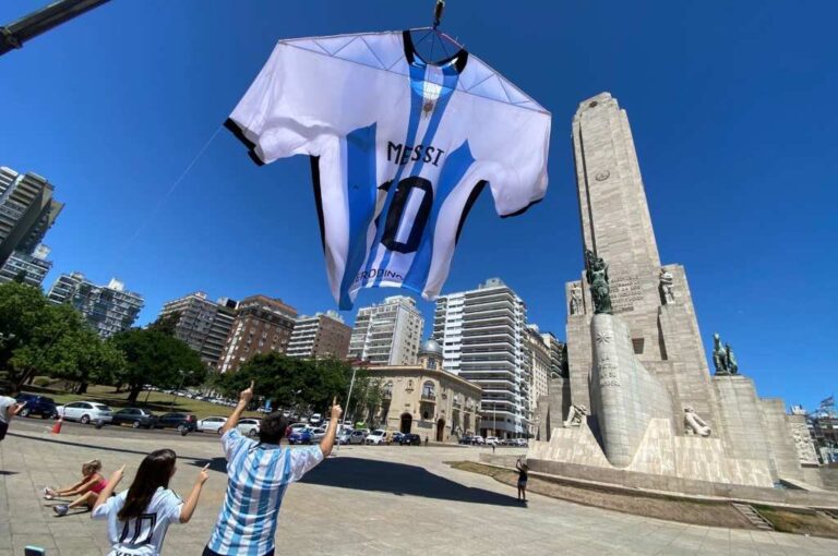 463752_camiseta_gigante_messi_monumento_1024_x_680