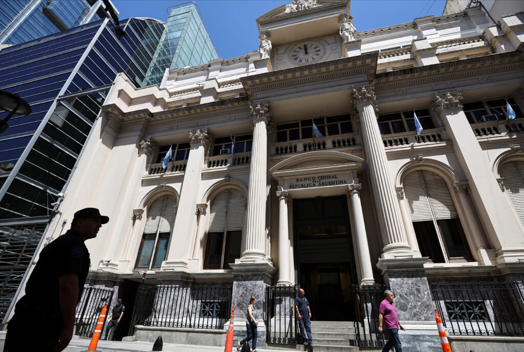 FOTO DE ARHIVO-Transeúntes pasan delante del banco central de Argentina, en Buenos Aires