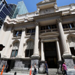 FOTO DE ARHIVO-Transeúntes pasan delante del banco central de Argentina, en Buenos Aires