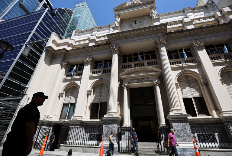 FOTO DE ARHIVO-Transeúntes pasan delante del banco central de Argentina, en Buenos Aires