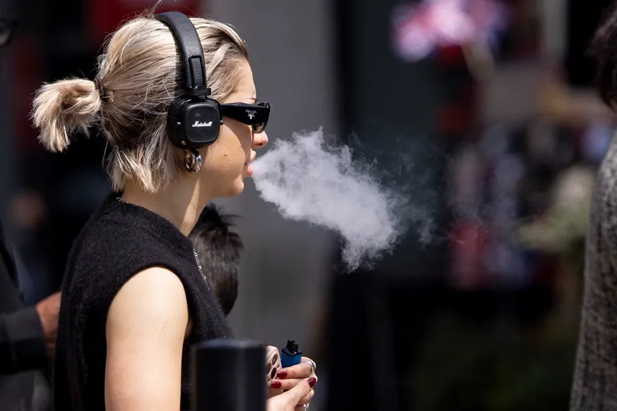 EA2624-BRITAIN-VAPING