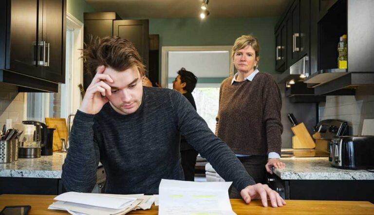 1140-mother-and-adult-son-in-kitchen-esp