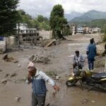 Al menos 16 muertos y 400 sin contacto en Nepal tras una riada en la frontera con China