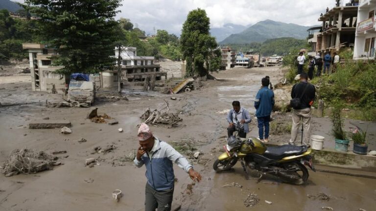 Al menos 16 muertos y 400 sin contacto en Nepal tras una riada en la frontera con China