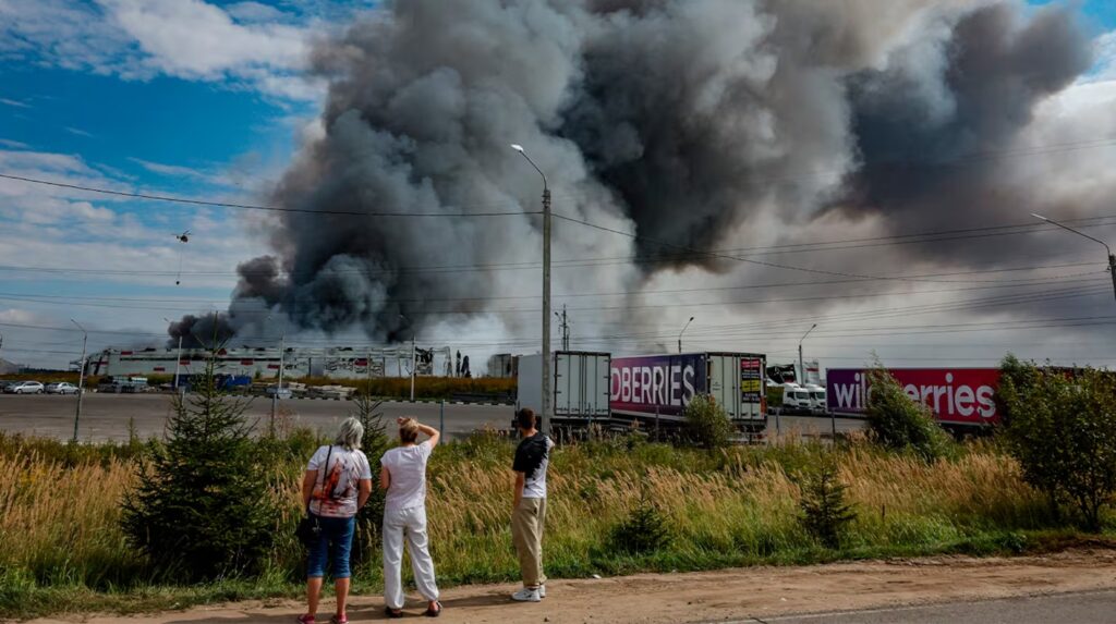 personas-observan-como-se-eleva-humo-sobre-una-instalacion-de-wildberries-tras-un-presunto-ataque-co