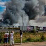 personas-observan-como-se-eleva-humo-sobre-una-instalacion-de-wildberries-tras-un-presunto-ataque-co