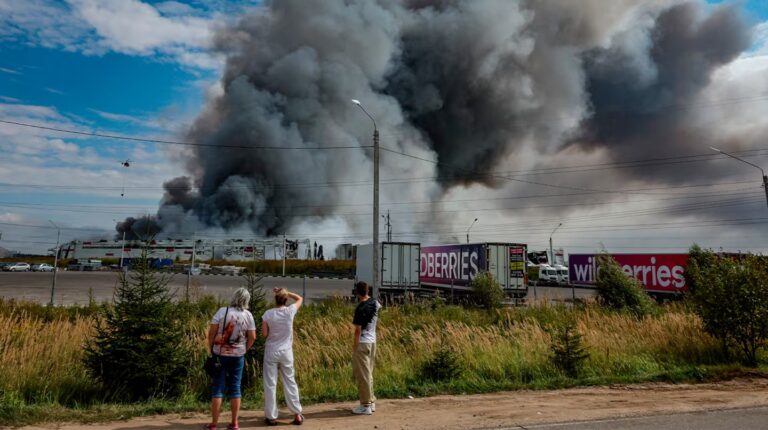 personas-observan-como-se-eleva-humo-sobre-una-instalacion-de-wildberries-tras-un-presunto-ataque-co