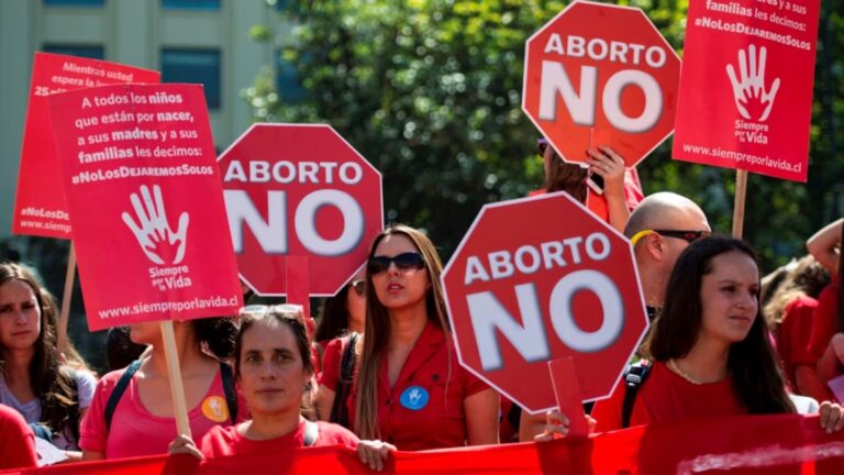 un-grupo-de-mujeres-se-manifiesta-en-santiago-contra-el-aborto-foto-de-archivo-afp-6VXZB24755BC7PQMF