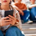 una-chica-de-13-anos-habria-participado-de-una-transmision-en-directo-en-la-que-fue-incentivada-a-au