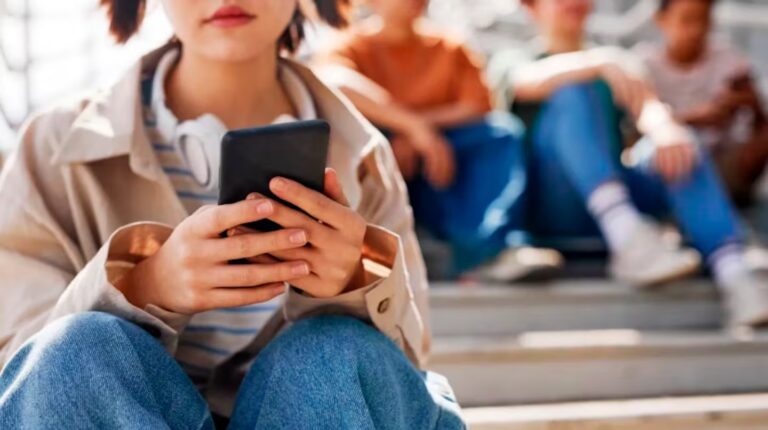 una-chica-de-13-anos-habria-participado-de-una-transmision-en-directo-en-la-que-fue-incentivada-a-au