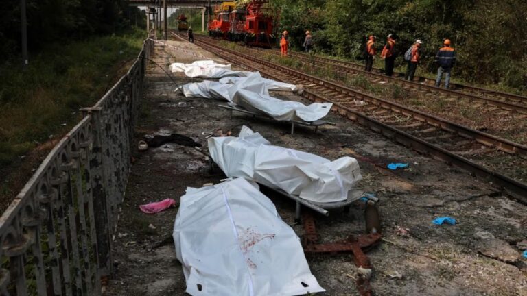 varios-cuerpos-yacen-a-un-costado-de-las-vias-de-tren-cerca-de-kiev-foto-efe-LYWYNELY55AJTAAK77QHM6C